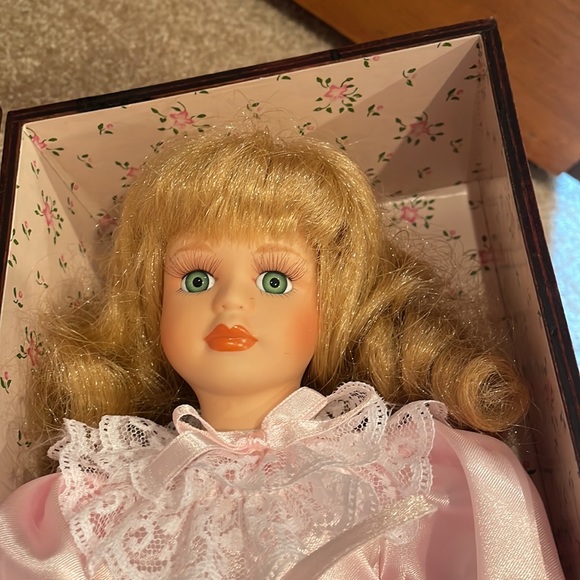 Porcelain doll in carrying crate. Additional dress, shoes and hanger. NWOT. - Picture 5 of 13